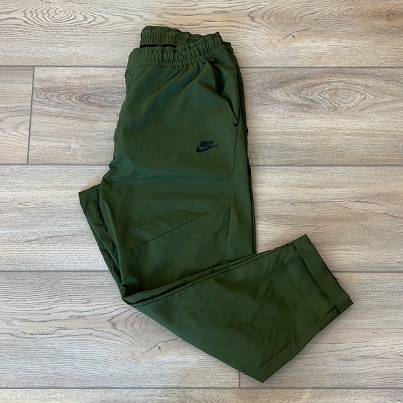 Nike Green Tech Commuter Pant - Picture 3 of 15